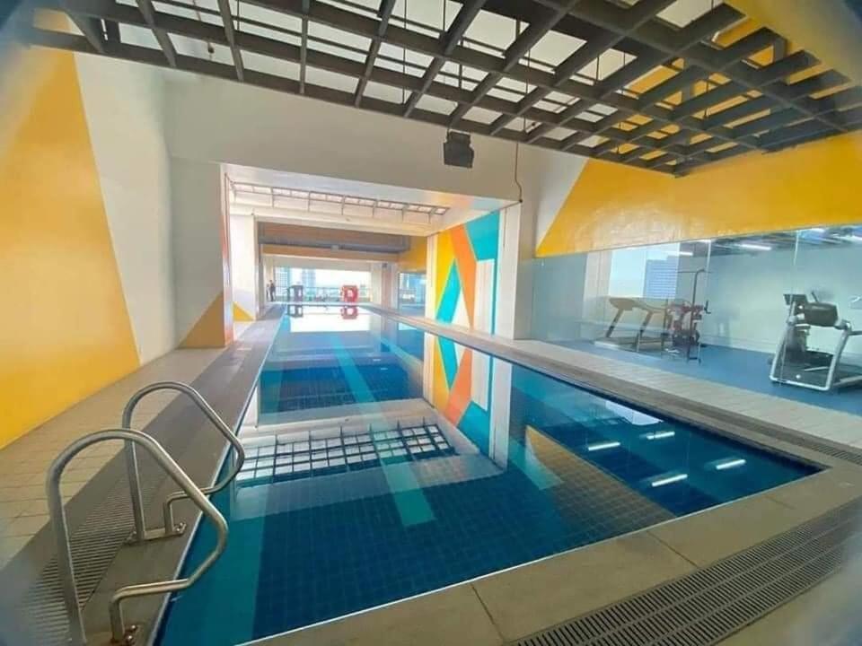 Bazén v ubytování Skyline Serenity Staycation in Quezon City nebo v jeho okolí