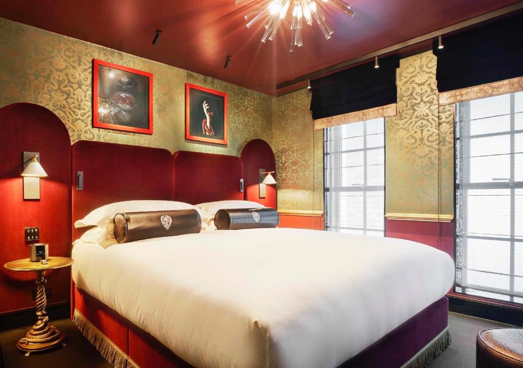 Postel nebo postele na pokoji v ubytování Chateau Denmark London