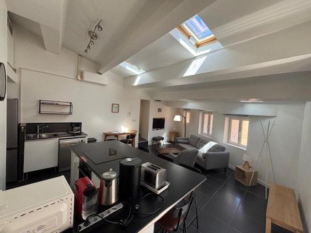 un salon avec une cuisine et un salon avec dans l'établissement Appartement cosy, idéalement situé près du port de Cassis, à Cassis