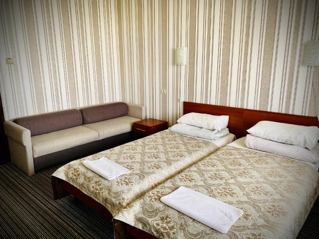 Postel nebo postele na pokoji v ubytování Intourist-Zakarpattia Hotel