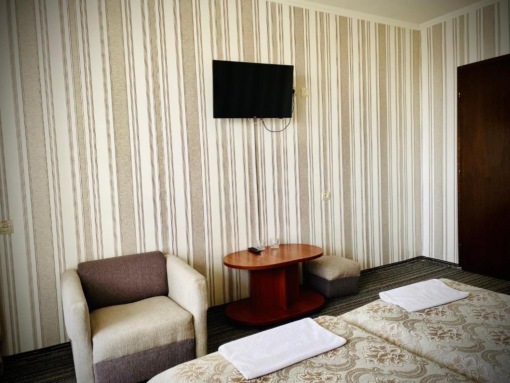 TV a/nebo společenská místnost v ubytování Intourist-Zakarpattia Hotel