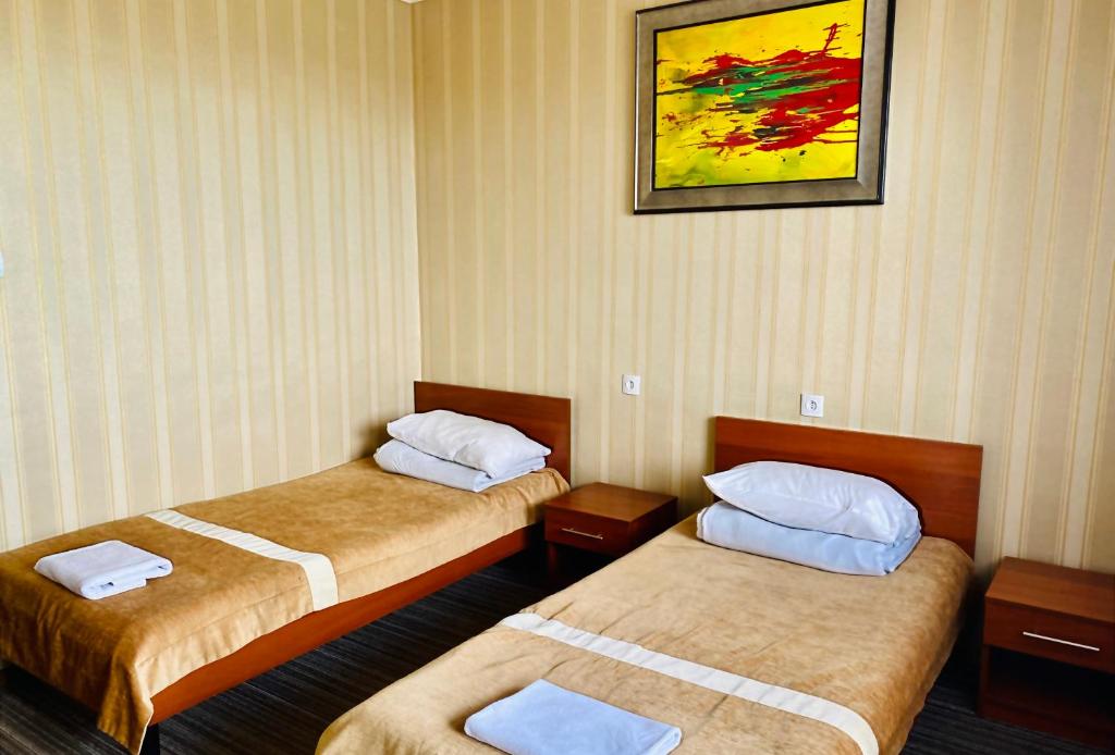 Postel nebo postele na pokoji v ubytování Intourist-Zakarpattia Hotel