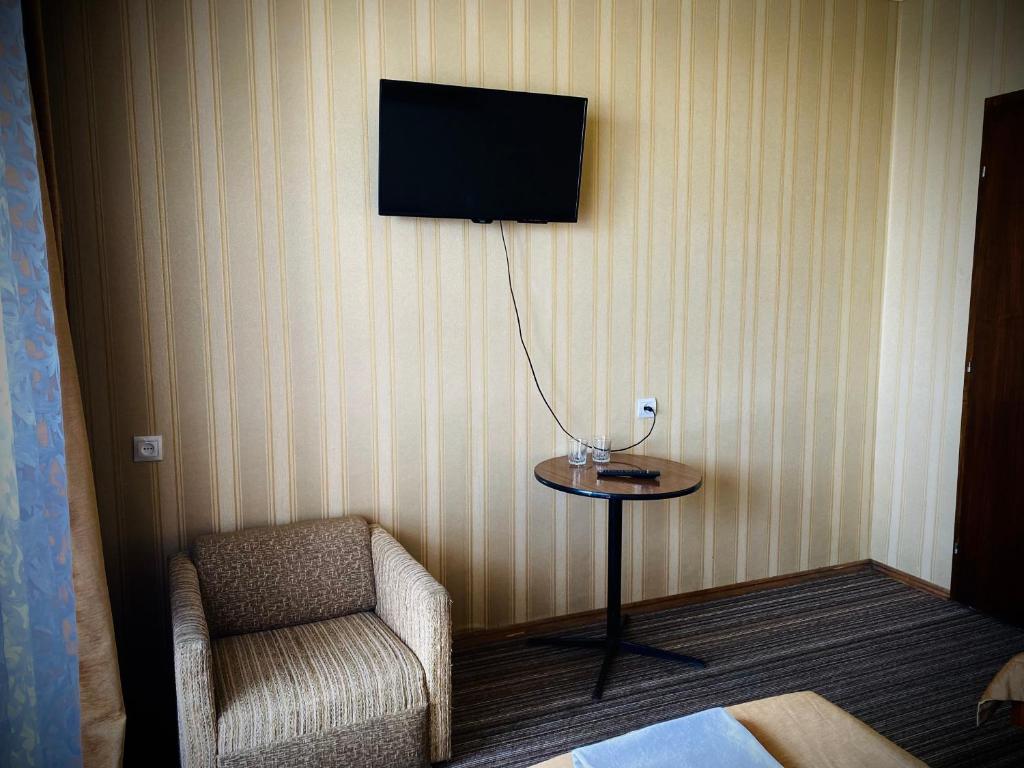 TV a/nebo společenská místnost v ubytování Intourist-Zakarpattia Hotel