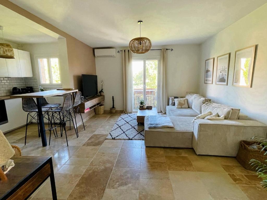 un salon avec un canapé et une table dans l'établissement Appartement centre ville, à Cogolin
