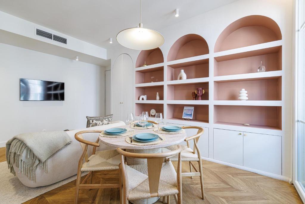 une cuisine et une salle à manger avec une table et des chaises dans l'établissement Maison Galbani Architect-designed apartment, à Nice