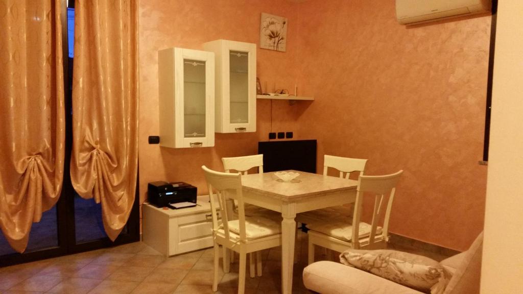 a dining room with a table and chairs at Appartamento Malpensa Rho in Samarate