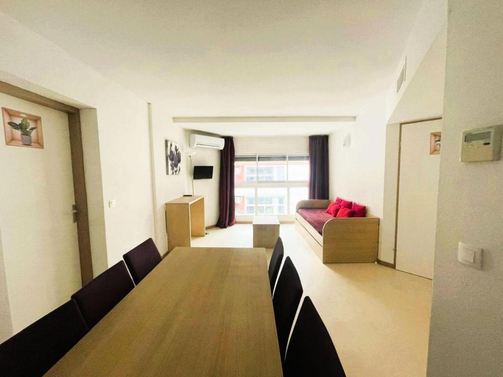 une pièce avec une longue table et un canapé dans l'établissement Résidence Balcon Du Canigou - T3 dans la résidence Les Balcons du Canigou MAE-0241, à Vernet-les-Bains
