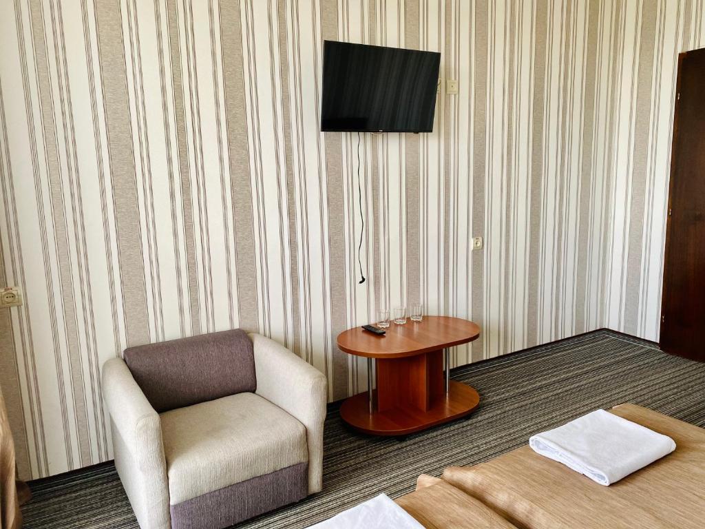 TV a/nebo společenská místnost v ubytování Intourist-Zakarpattia Hotel