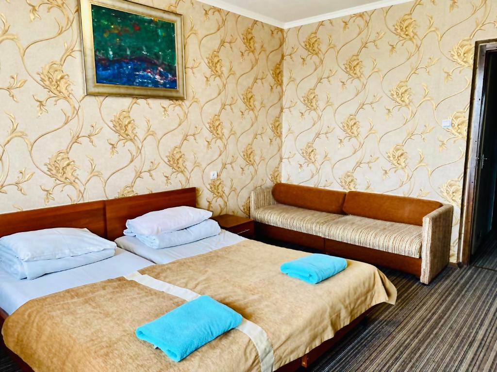 Postel nebo postele na pokoji v ubytování Intourist-Zakarpattia Hotel