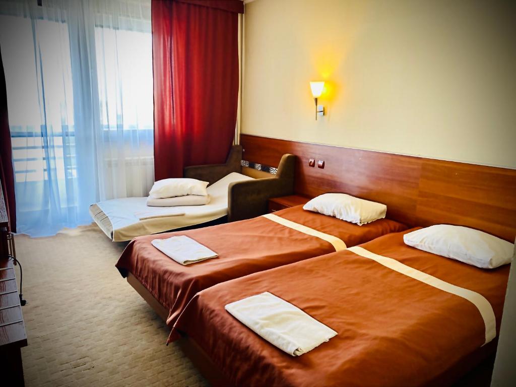 Postel nebo postele na pokoji v ubytování Intourist-Zakarpattia Hotel