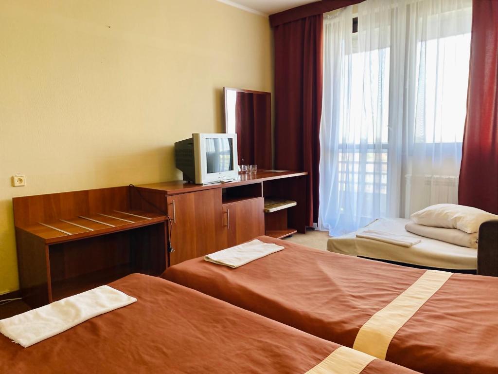 Postel nebo postele na pokoji v ubytování Intourist-Zakarpattia Hotel