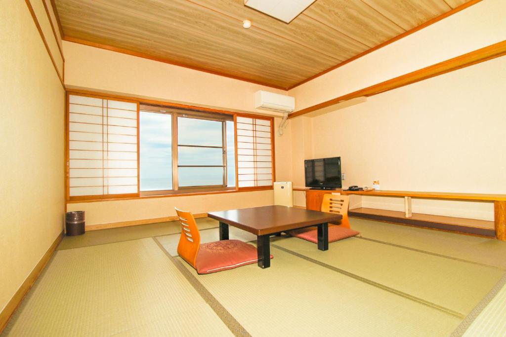 TV a/nebo společenská místnost v ubytování Ooedo Onsen Monogatari Toi Marine Hotel