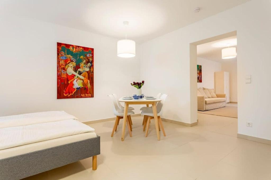een slaapkamer met een bed, een tafel en stoelen bij Berlin Mitte I 2 doule beds I fast wifi in Berlijn