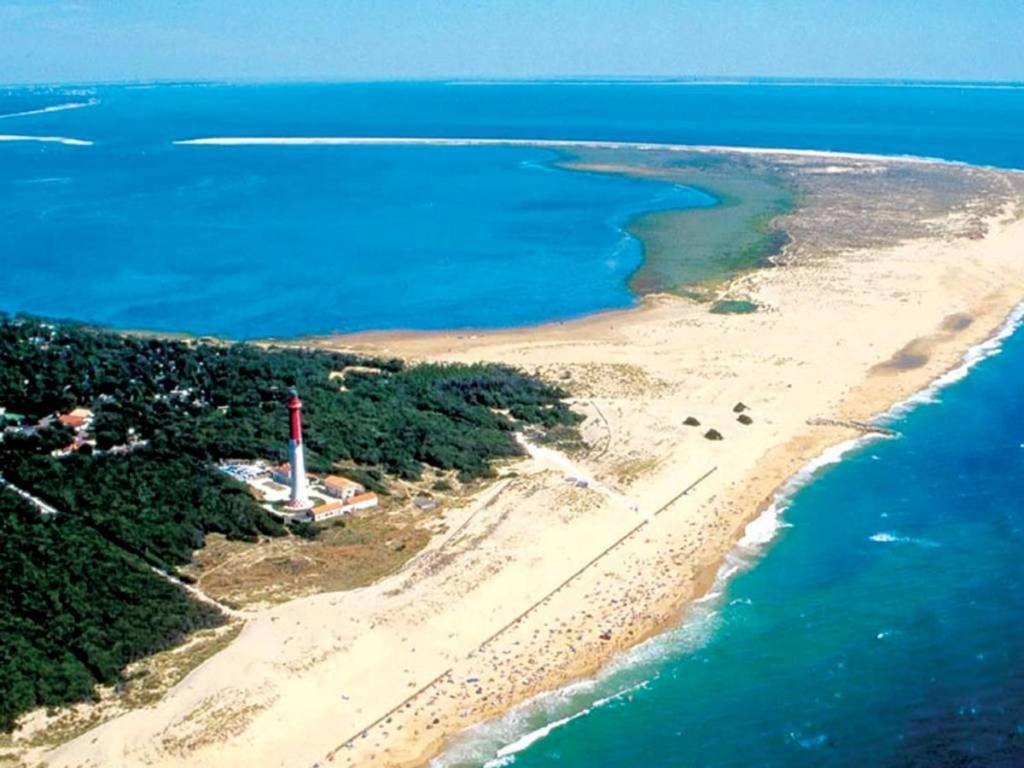 an island with a lighthouse in the middle of the ocean at MobilHome climatisé 3 chambres 2 salles de bain, camping 4 étoiles, Les Charmettes in Les Mathes