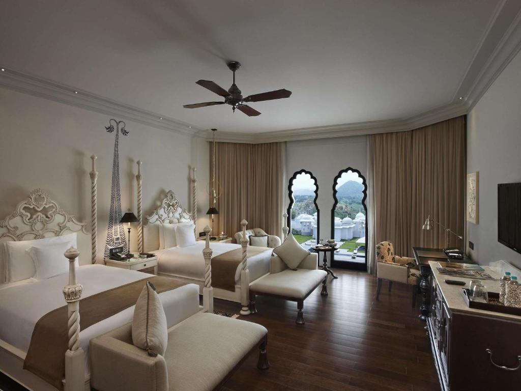 TV a/nebo společenská místnost v ubytování Fairmont Jaipur