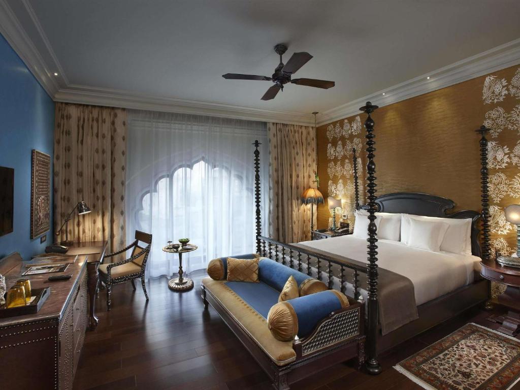 Postel nebo postele na pokoji v ubytování Fairmont Jaipur