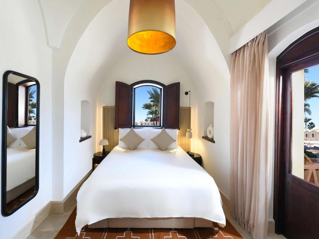 Postel nebo postele na pokoji v ubytování Movenpick Resort El Quseir