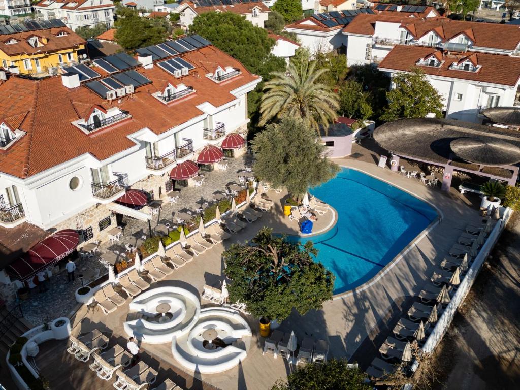 Bazén v ubytování Pinehill Hotel & Suites nebo v jeho okolí