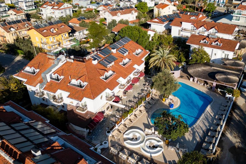 Bazén v ubytování Pinehill Hotel & Suites nebo v jeho okolí