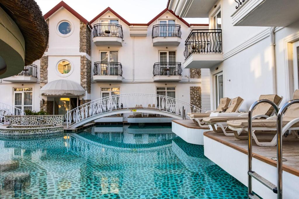 Bazén v ubytování Pinehill Hotel & Suites nebo v jeho okolí