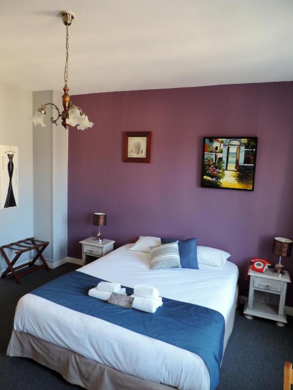 Postel nebo postele na pokoji v ubytování Hôtel Le Chantilly