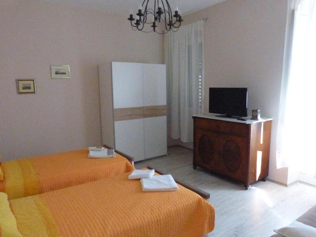 Televízia a/alebo spoločenská miestnosť v ubytovaní Pavelin apartments