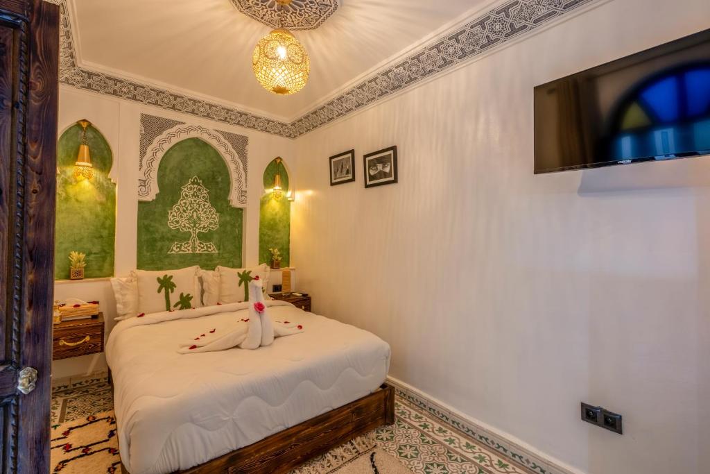 Postel nebo postele na pokoji v ubytování Riad La Perle Bleue Marrakech