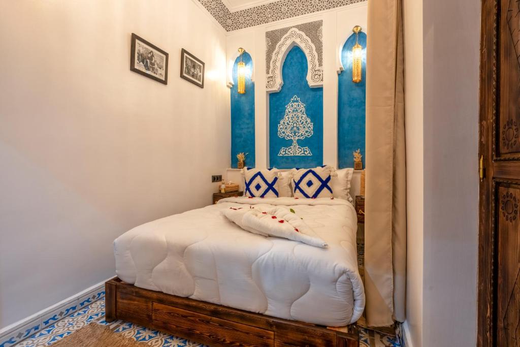 Postel nebo postele na pokoji v ubytování Riad La Perle Bleue Marrakech