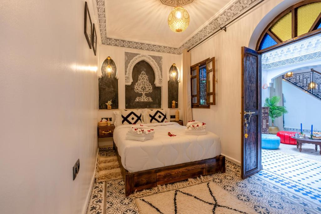 Postel nebo postele na pokoji v ubytování Riad La Perle Bleue Marrakech