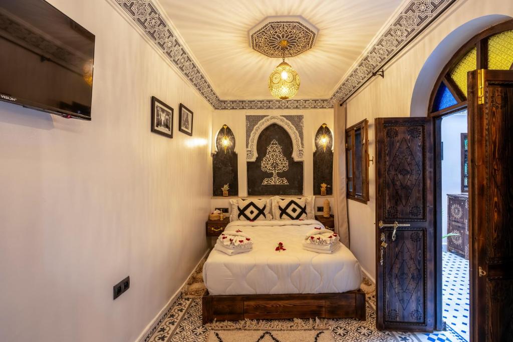 Postel nebo postele na pokoji v ubytování Riad La Perle Bleue Marrakech