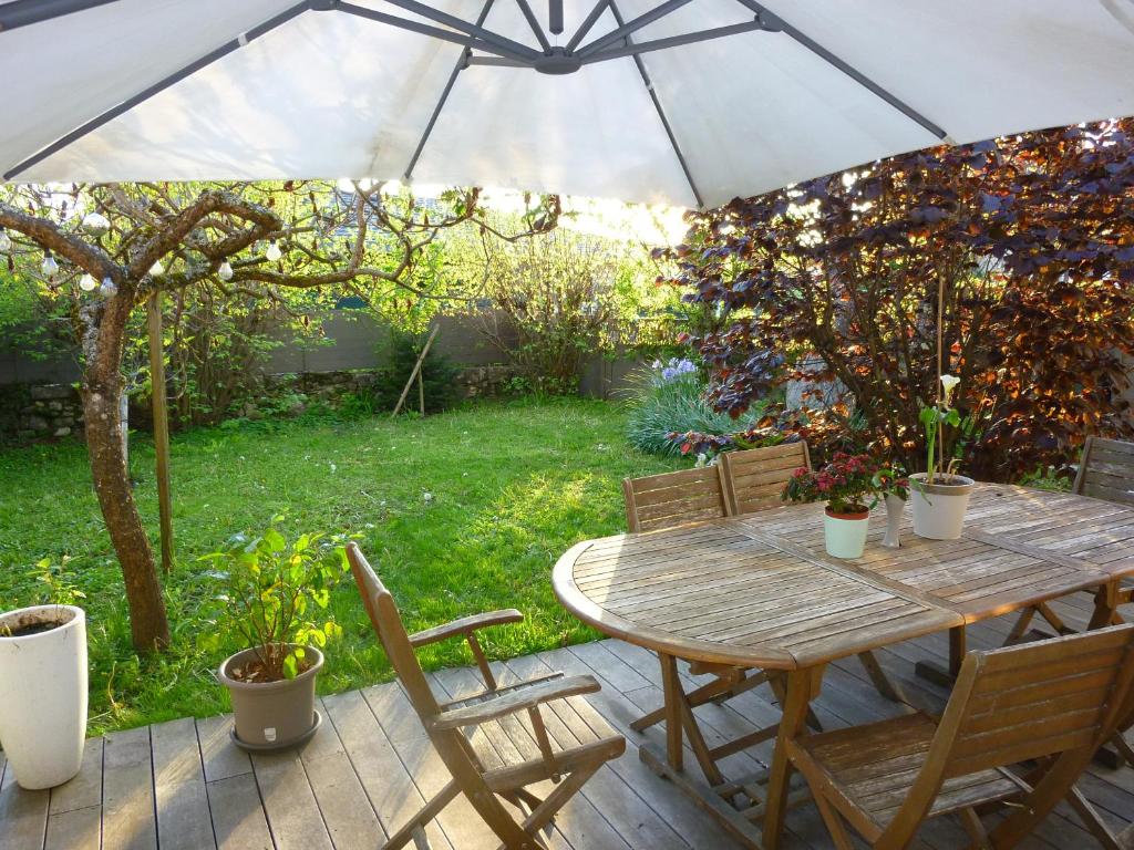 Photo de la galerie de l'établissement Rez-de-jardin enchanteur à 700m du lac au dessus du Petit Port, à Annecy