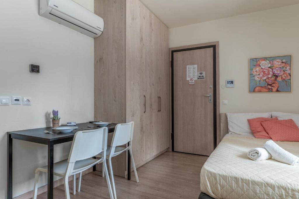 A bed or beds in a room at Elvita Apartments 3