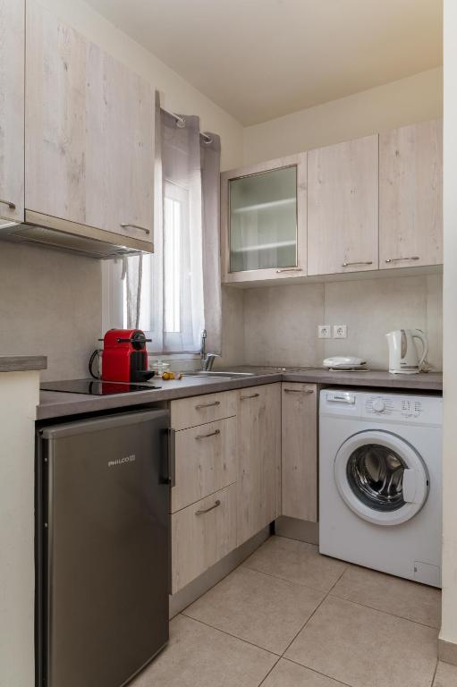 A kitchen or kitchenette at Elvita Apartments 3