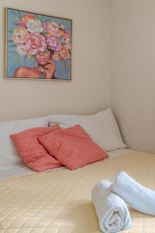 A bed or beds in a room at Elvita Apartments 3