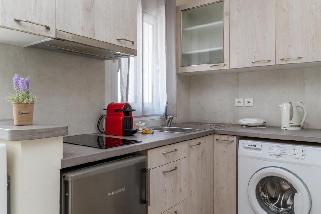 A kitchen or kitchenette at Elvita Apartments 3