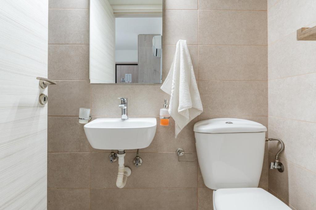 A bathroom at Elvita Apartments 3