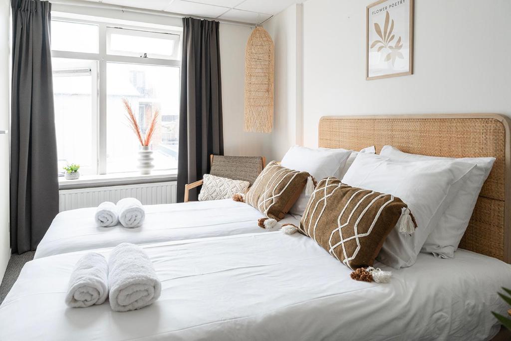 Una cama o camas en una habitación de Beachside Room for 2 - Close to the shore