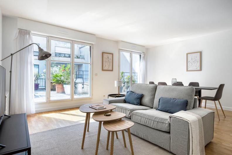 un salon avec un canapé et une table dans l'établissement magnificent studio2CheckProfile, à Paris