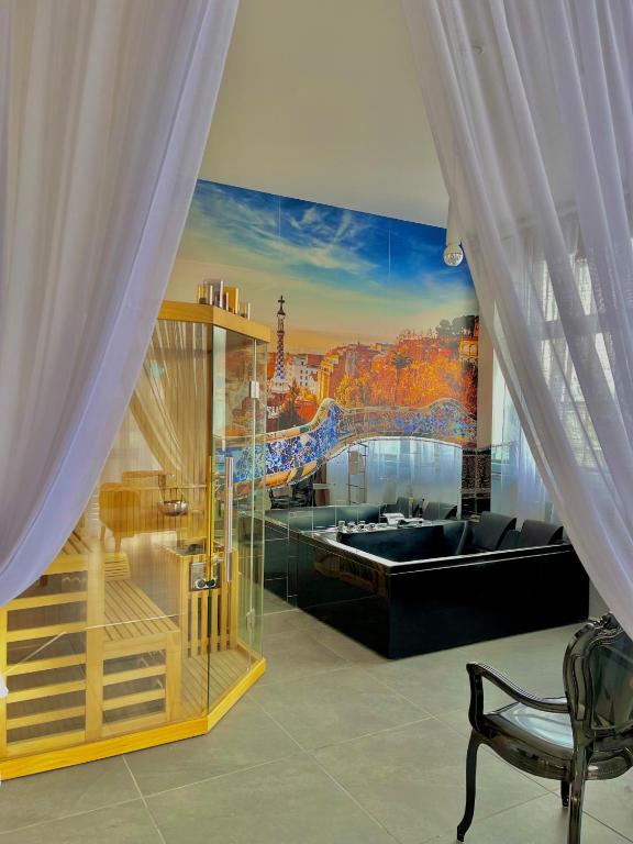 - un salon orné d'une grande peinture murale dans l'établissement Espace détente Gaudi, à Wittelsheim