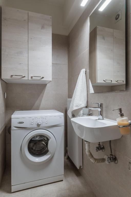 A bathroom at Elvita Apartments 3