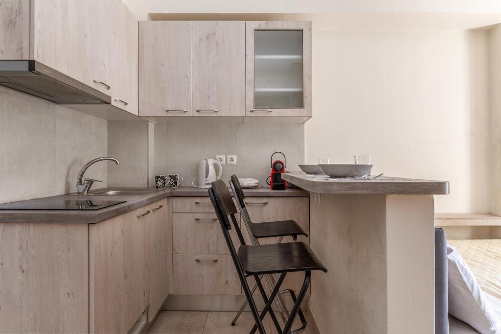 A kitchen or kitchenette at Elvita Apartments 3