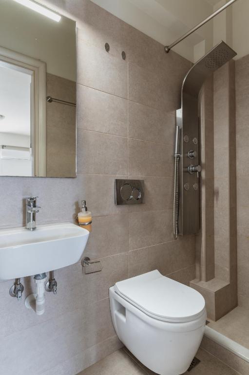 A bathroom at Elvita Apartments 3