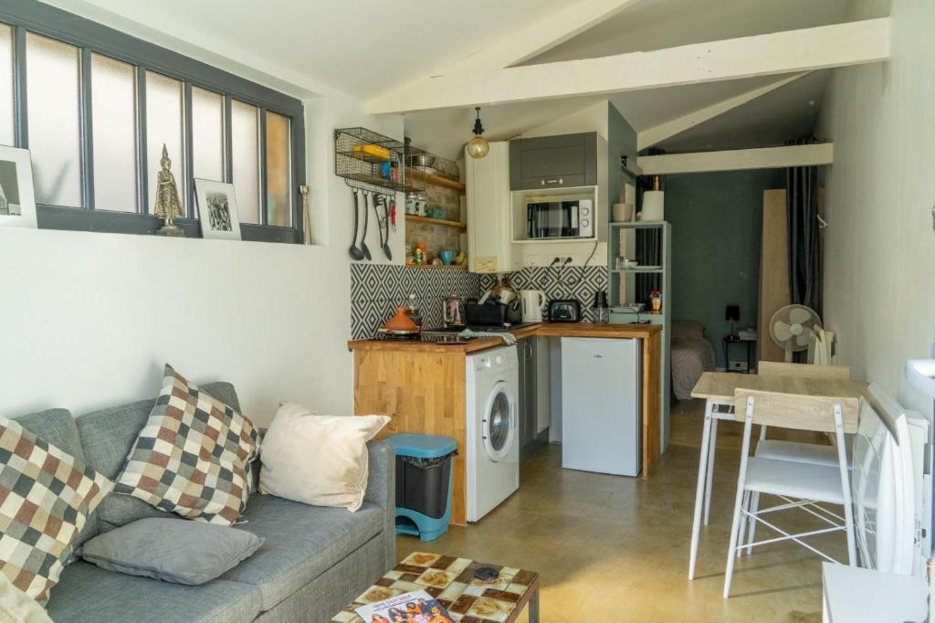 Dapur atau dapur kecil di Studio 22m2 proche Paris station Aerobus Beauvais