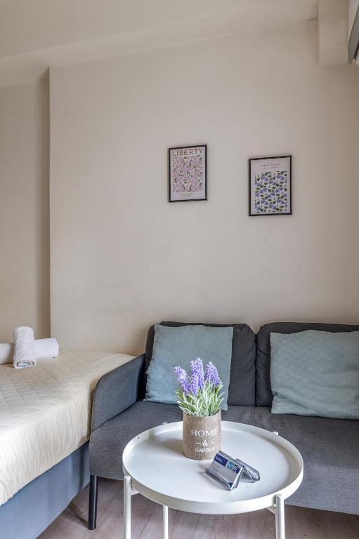A seating area at Elvita Apartments 3