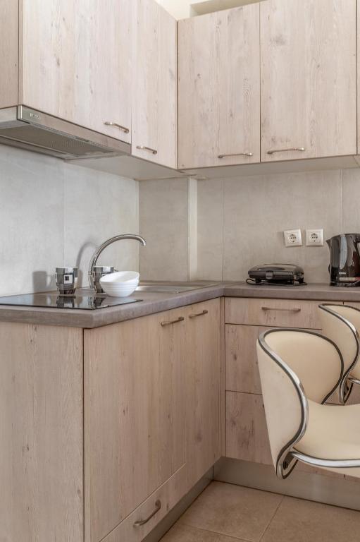 A kitchen or kitchenette at Elvita Apartments 3