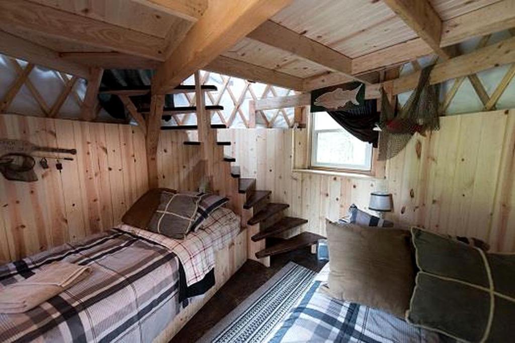 Postel nebo postele na pokoji v ubytování Nature Escape in an Alaskan Glamping Village for Family Fun