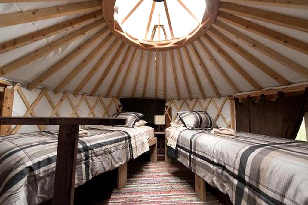 Postel nebo postele na pokoji v ubytování Nature Escape in an Alaskan Glamping Village for Family Fun
