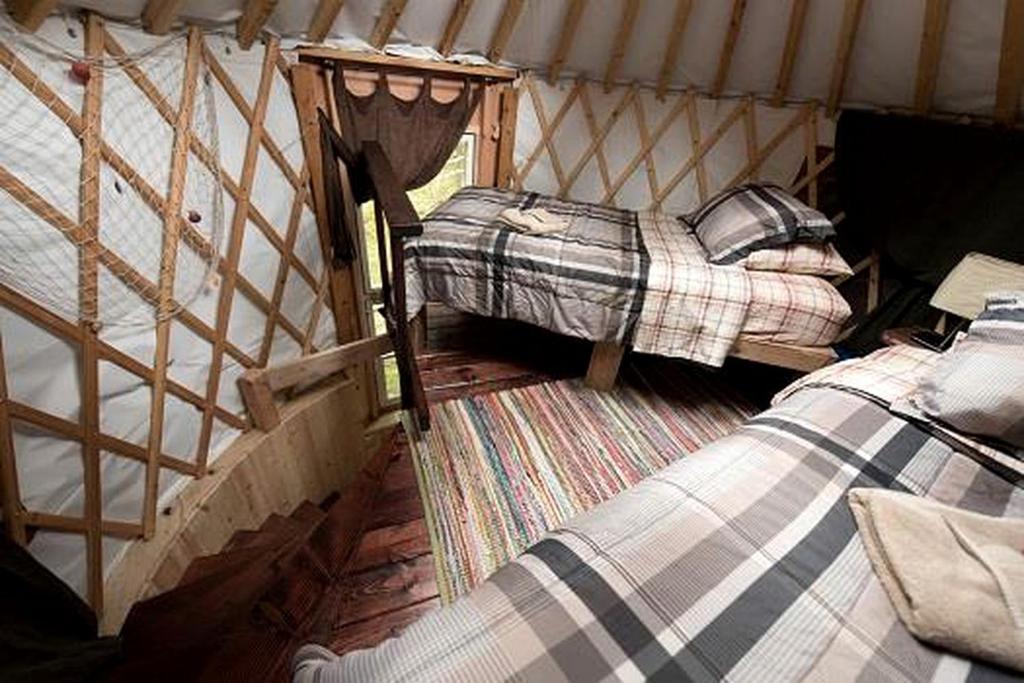 Postel nebo postele na pokoji v ubytování Nature Escape in an Alaskan Glamping Village for Family Fun