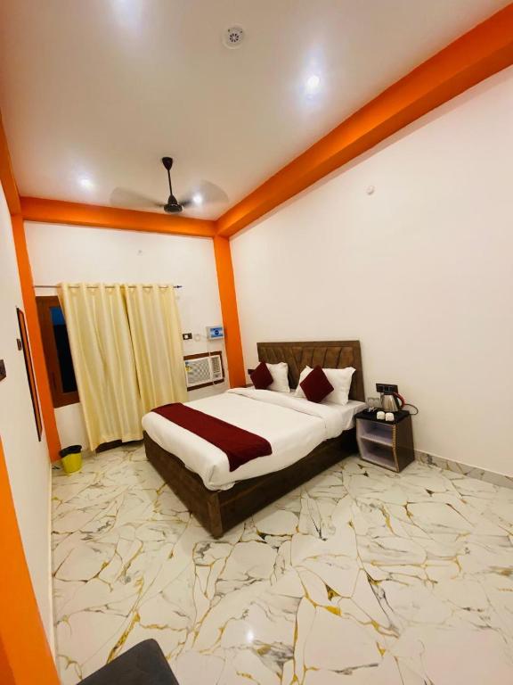 Postel nebo postele na pokoji v ubytování Hotel Laxmanam Residency - 900 meters from Shree Ram Temple Ayodhya