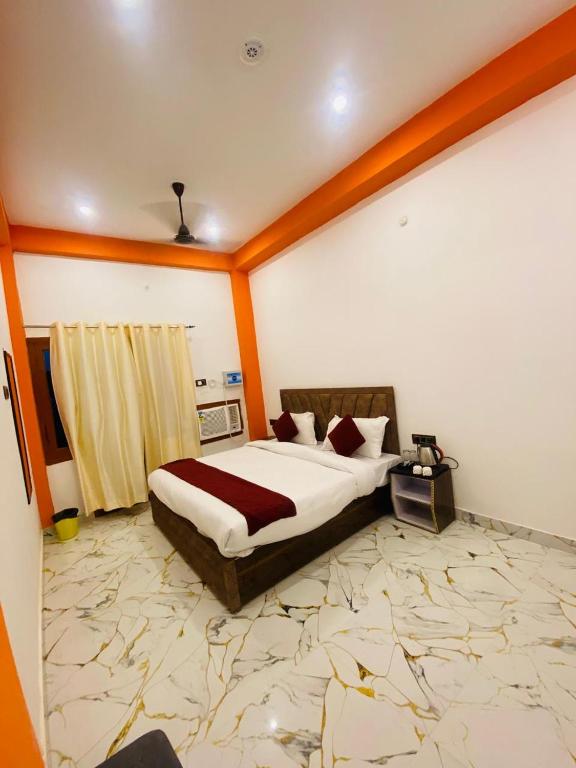 Postel nebo postele na pokoji v ubytování Hotel Laxmanam Residency - 900 meters from Shree Ram Temple Ayodhya